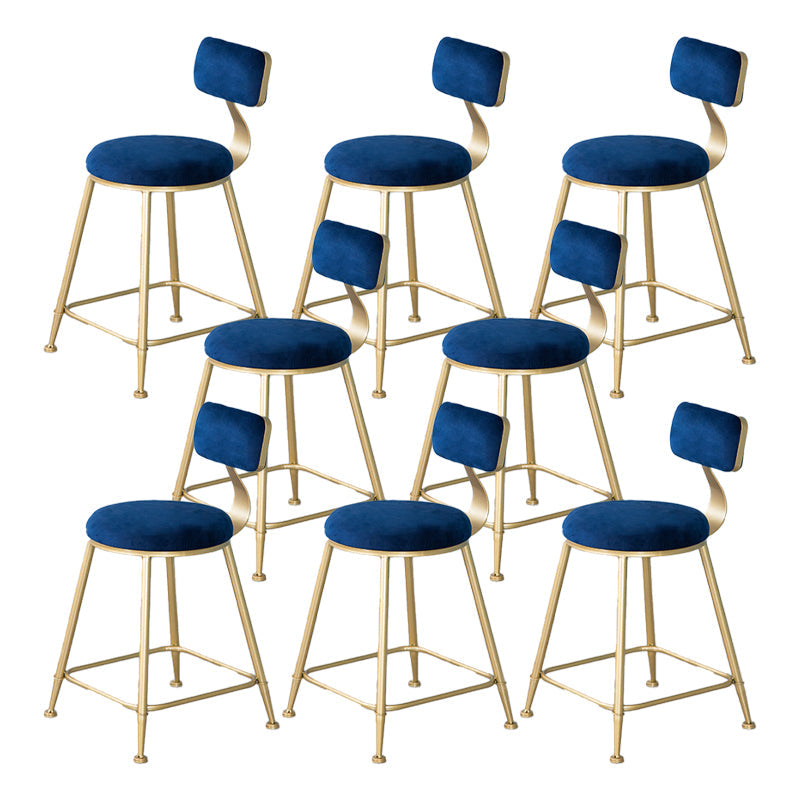 Taburete nórdico de la barra de hierro de fragmento de fondo de brazo con cojín de terciopelo y pedal