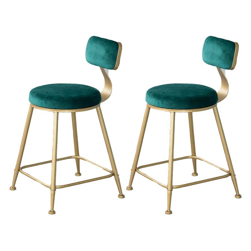 Taburete nórdico de la barra de hierro de fragmento de fondo de brazo con cojín de terciopelo y pedal