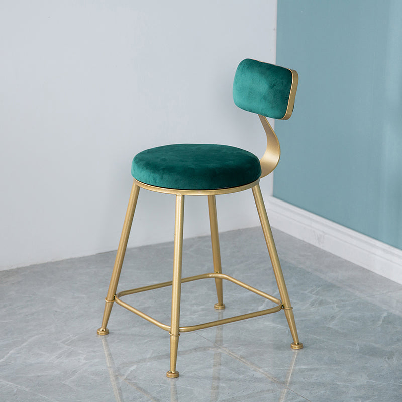 Taburete nórdico de la barra de hierro de fragmento de fondo de brazo con cojín de terciopelo y pedal