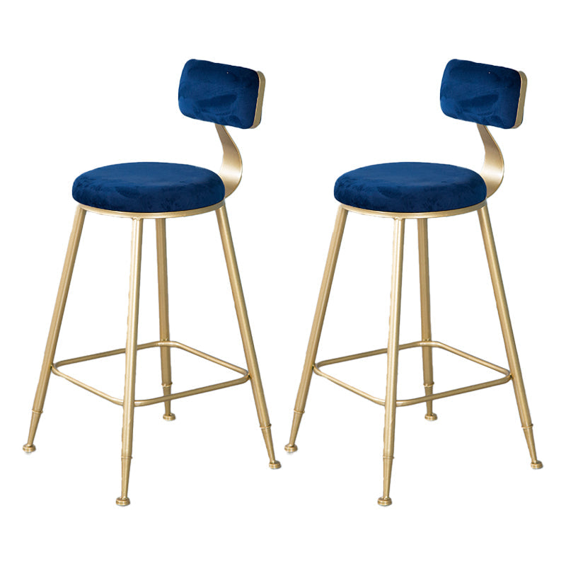 Taburete nórdico de la barra de hierro de fragmento de fondo de brazo con cojín de terciopelo y pedal