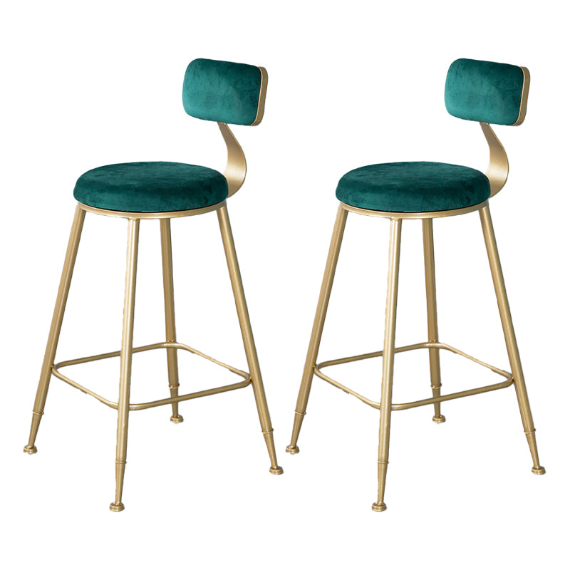 Taburete nórdico de la barra de hierro de fragmento de fondo de brazo con cojín de terciopelo y pedal