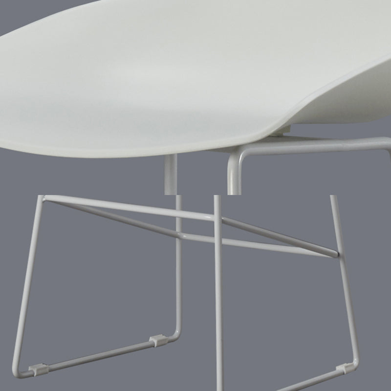 Barra moderna y taburete de la barra baja y taburete con base de trineo