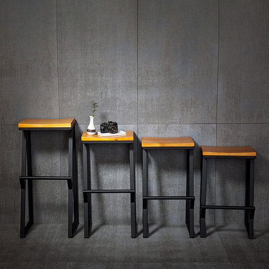 カフェ用の工業用四角いカウンターとバースツールメタルナチュラルカウンターハイトスツール