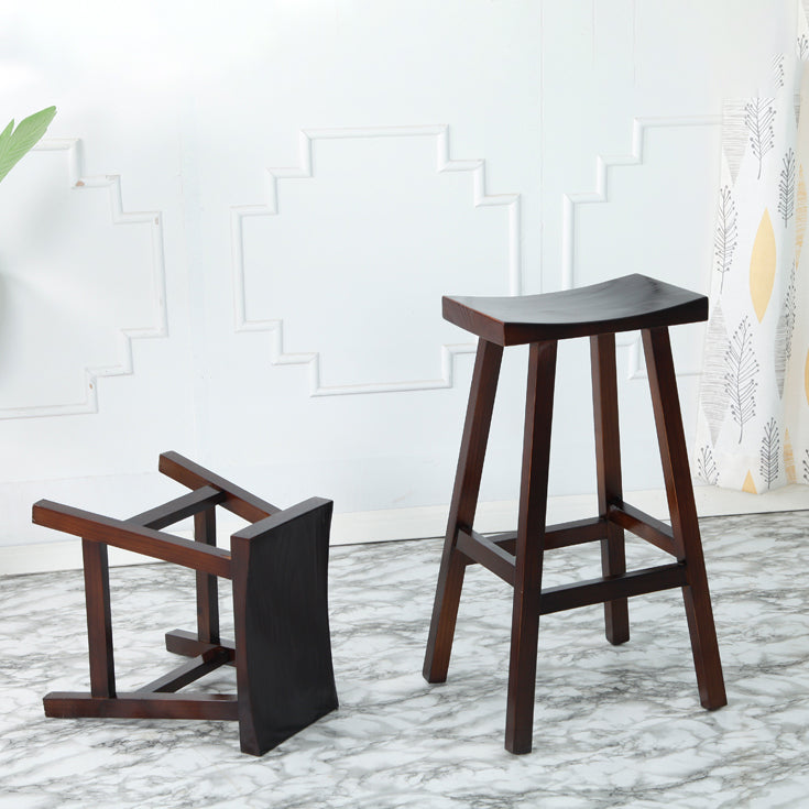 Gevormde stoel voetsteun tegenhoge ontlasting ontlasting moderne vaste houten aanrecht en barkruk