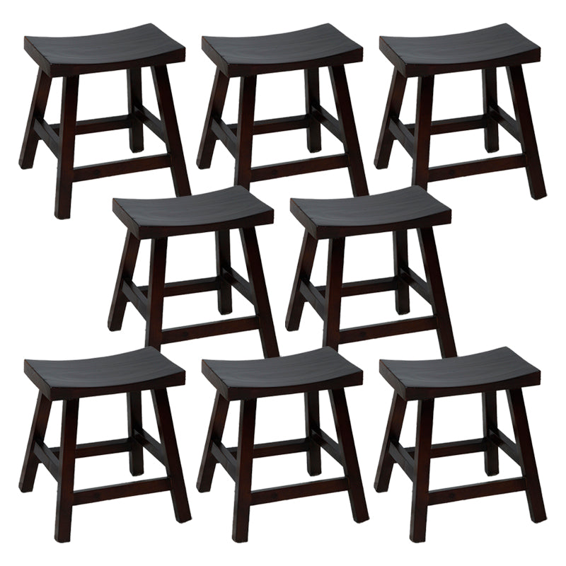 Gevormde stoel voetsteun tegenhoge ontlasting ontlasting moderne vaste houten aanrecht en barkruk