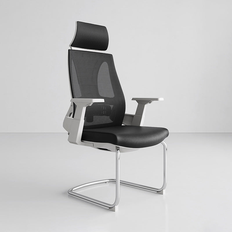 Sedia da scrivania a rete contemporanea.