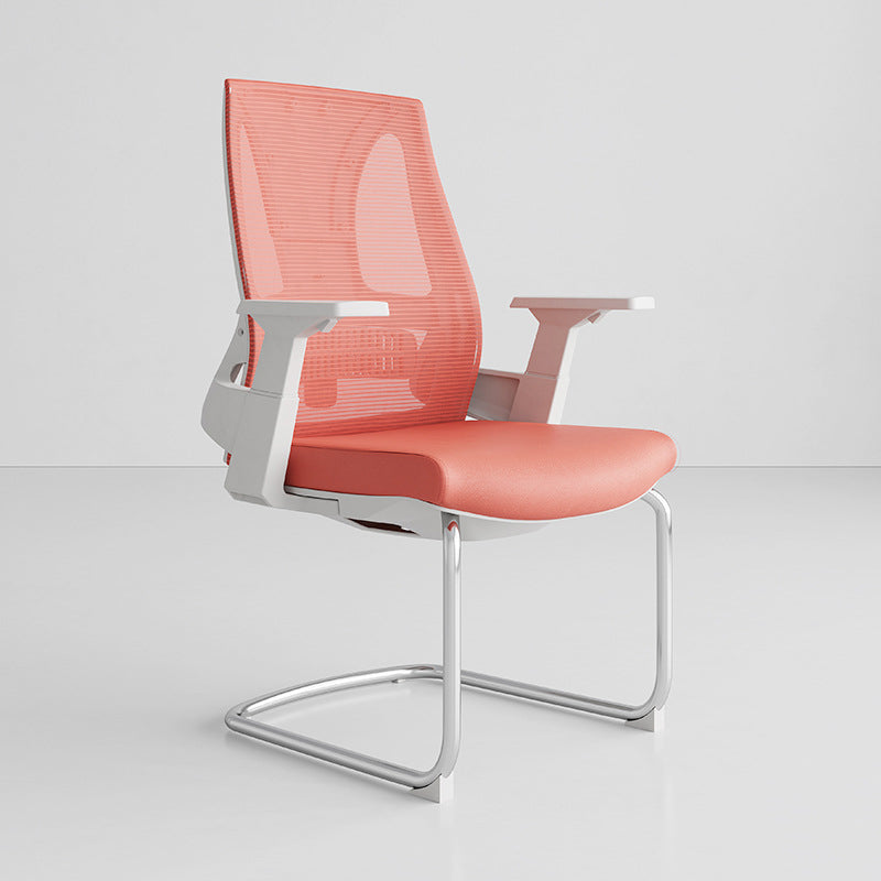 Sedia da scrivania a rete contemporanea.