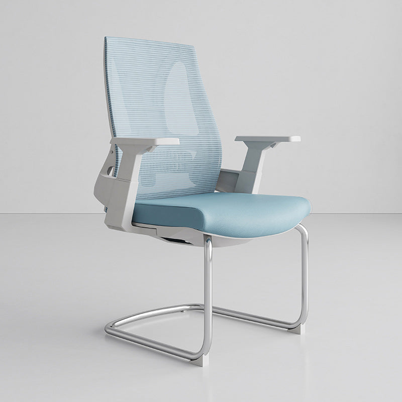 Sedia da scrivania a rete contemporanea.