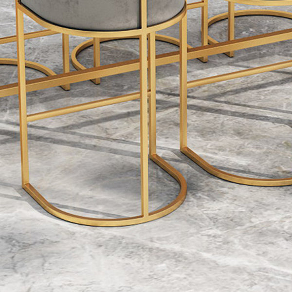 Sgabello in velluto con poggiapiede con poggiapiedi con poggiapiedi.