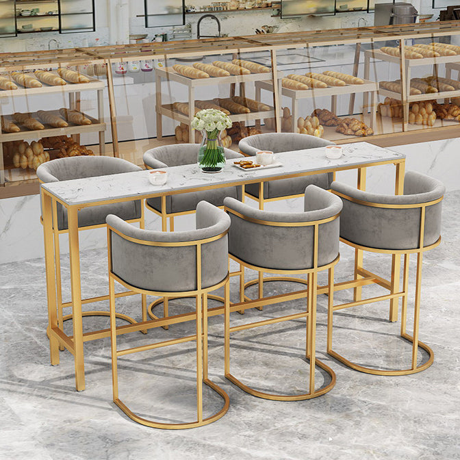 Sgabello in velluto con poggiapiede con poggiapiedi con poggiapiedi.