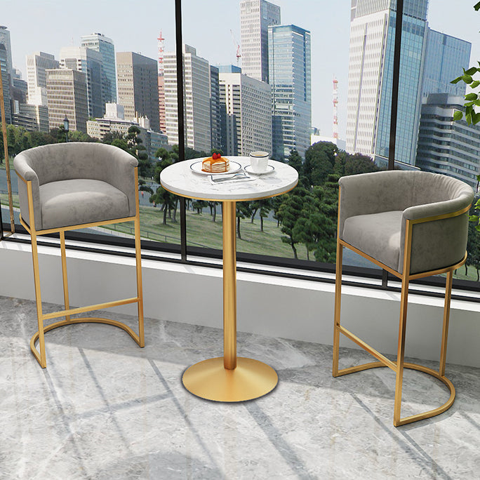 Sgabello in velluto con poggiapiede con poggiapiedi con poggiapiedi.