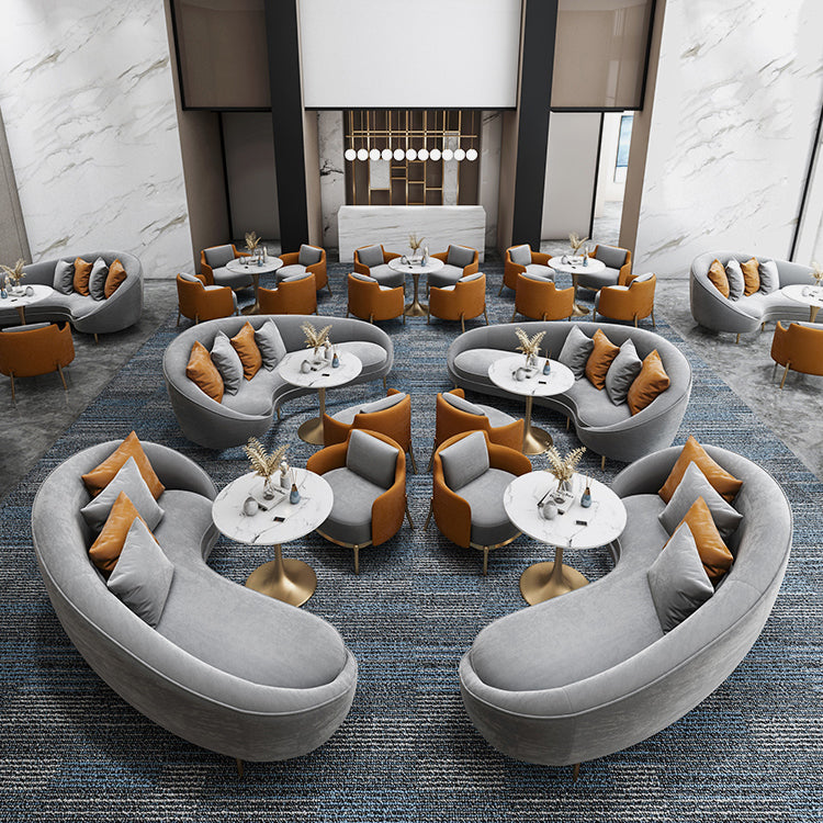 Velvet Sofa arrière serré avec un bras de smoking et un revêtement gris pour le salon