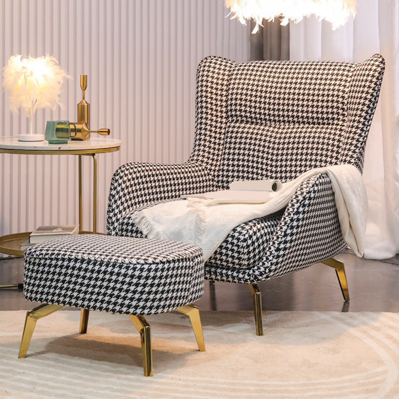 Chaise arrière d'oreiller avec des jambes de base dorées à quatre et bras évasés