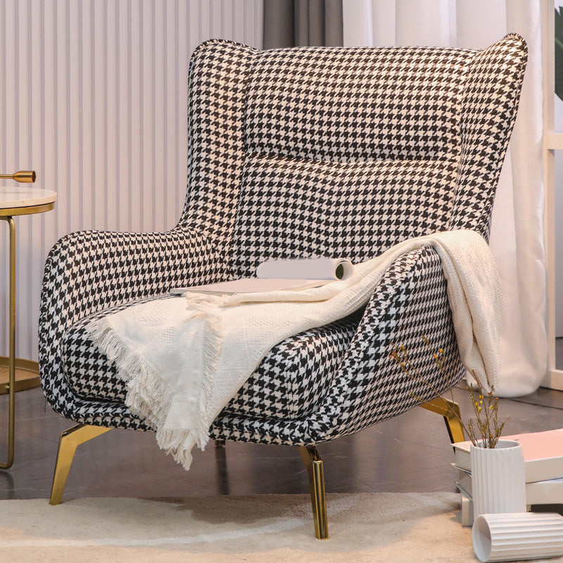 Chaise arrière d'oreiller avec des jambes de base dorées à quatre et bras évasés