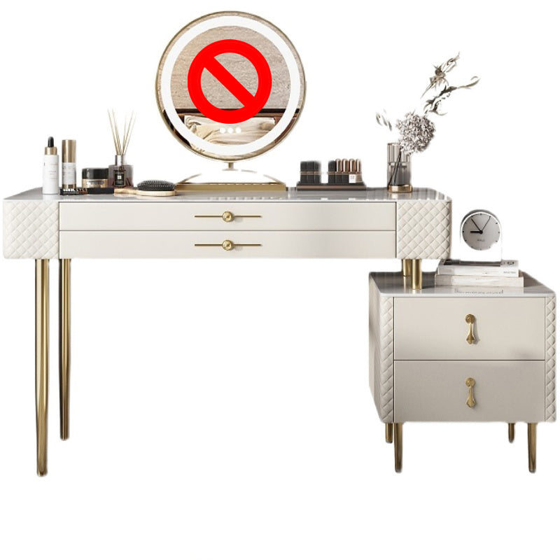 Hedendaagse make -up aan de marmeren dressoir met opbergladen voor slaapkamer