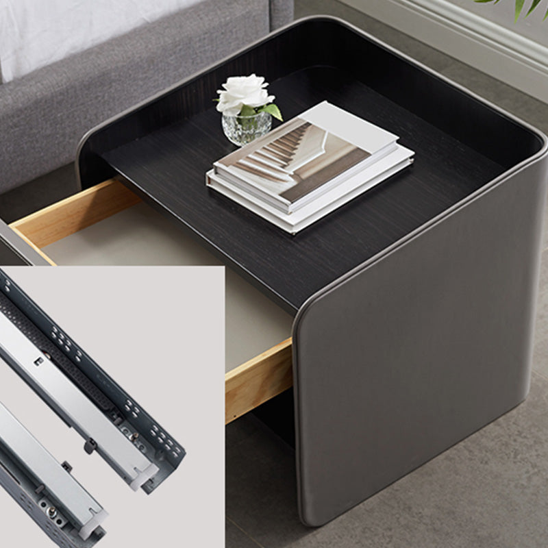 Hedendaags faux lederen nachtkastje 1 - lade nachtkastje met houten accenten