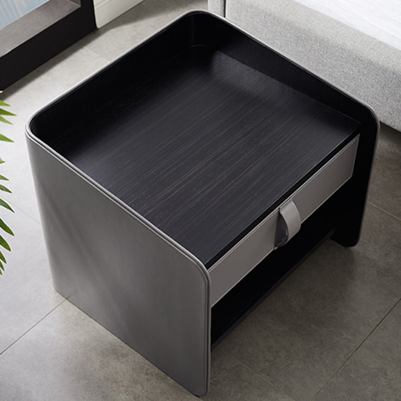 Zeitgenössischer Kunstleder -Nachttisch 1 - Schubladen Nachttisch mit Holzakzenten