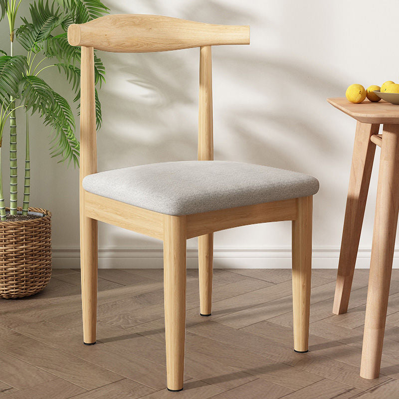 Eigentijdse, gestoffeerde zijstoel met matte afwerking, eetkamerstoel met open rug
