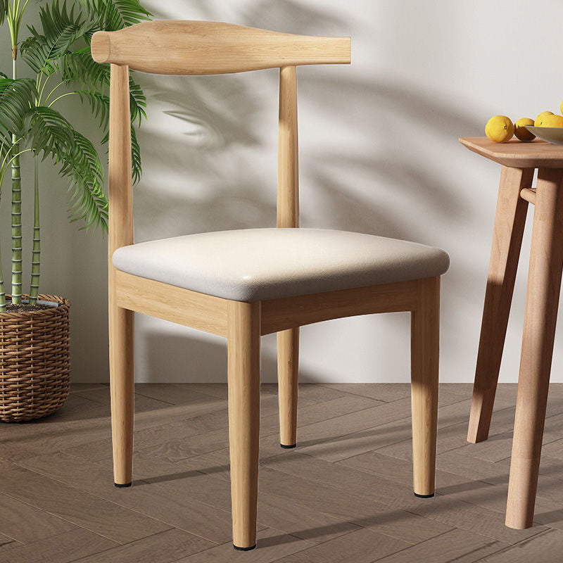 Eigentijdse, gestoffeerde zijstoel met matte afwerking, eetkamerstoel met open rug