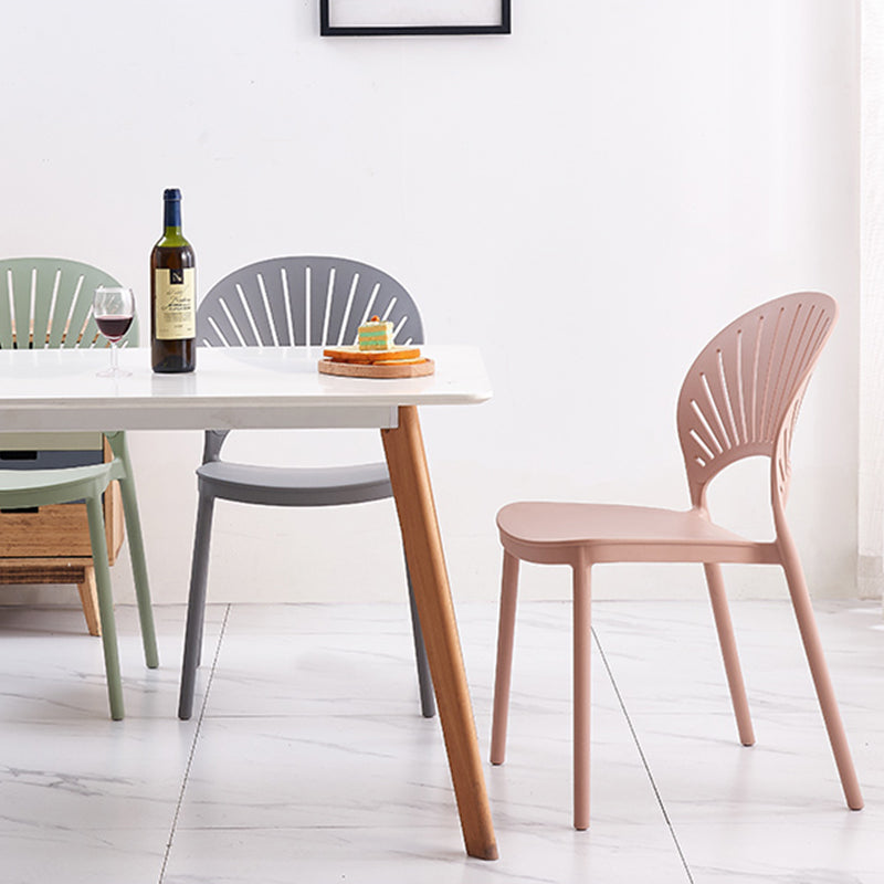 Silla lateral de té de leche escandinava apilada acabado mate silla de comedor de plástico