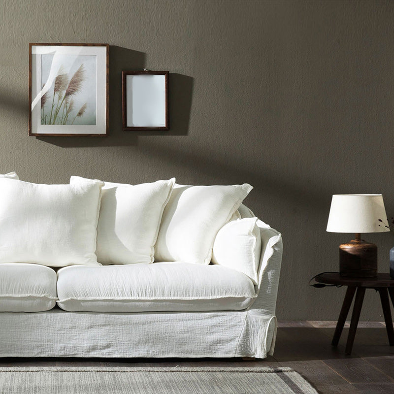 リビングルーム用のボルスター枕を備えたモダンな傾斜したアームソファ、汚れ抵抗性