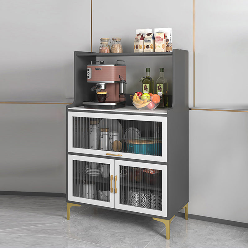 Server di cucina in legno con countering in pietra sinterizzato con porte di vetro