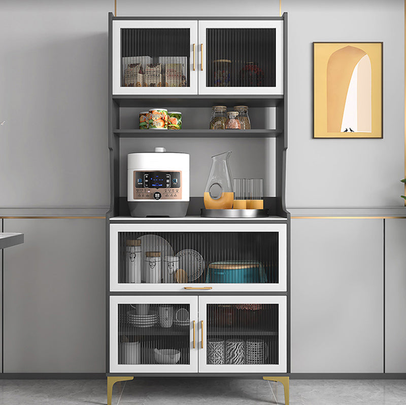 Server di cucina in legno con countering in pietra sinterizzato con porte di vetro