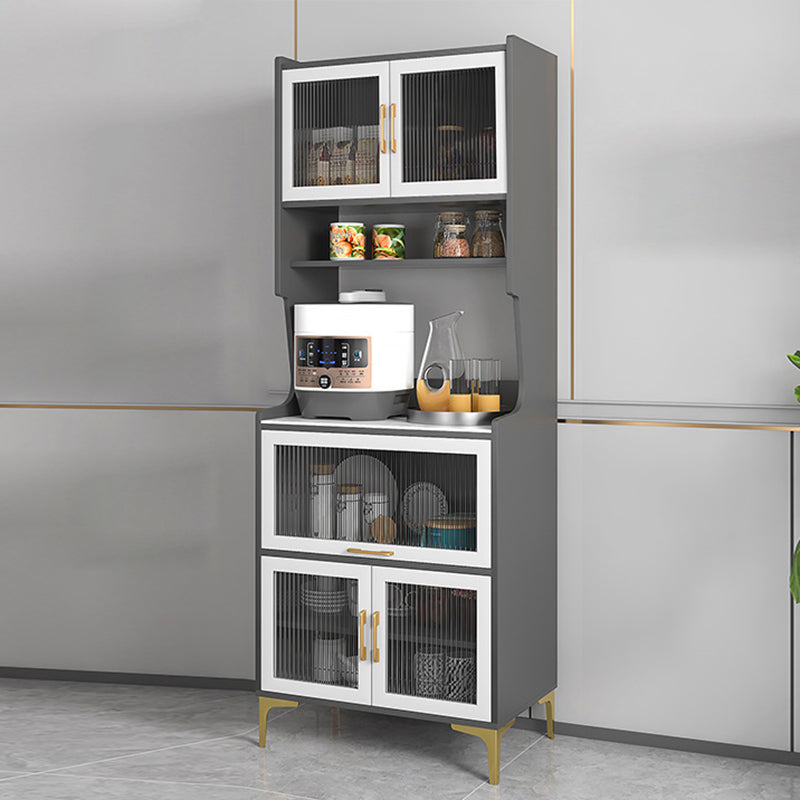 Server di cucina in legno con countering in pietra sinterizzato con porte di vetro