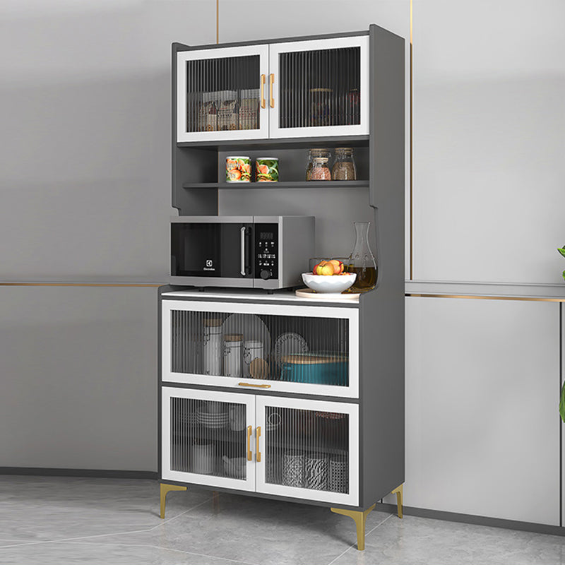 Server di cucina in legno con countering in pietra sinterizzato con porte di vetro