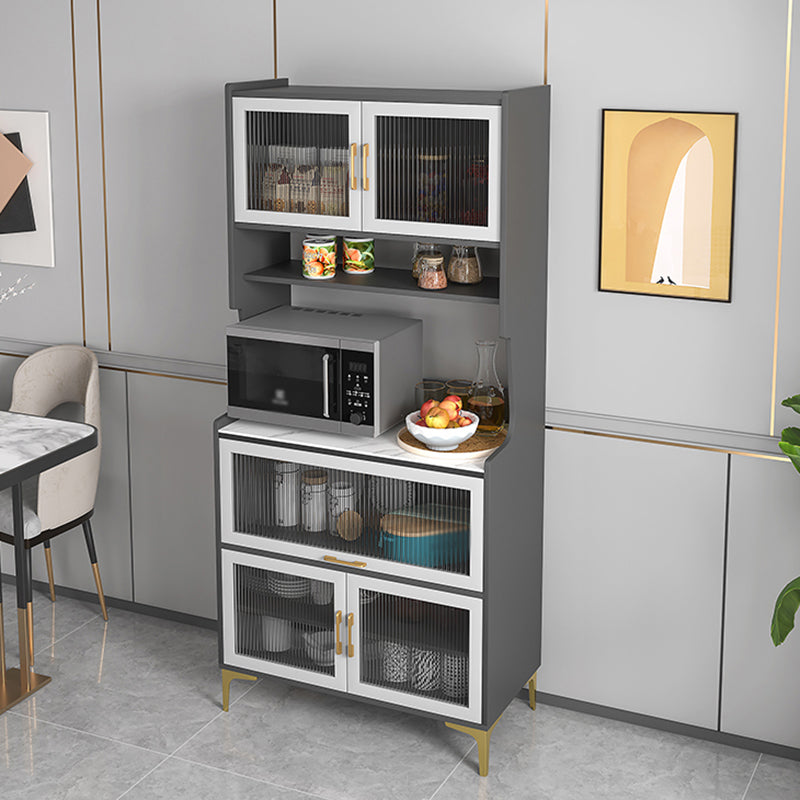 Server di cucina in legno con countering in pietra sinterizzato con porte di vetro