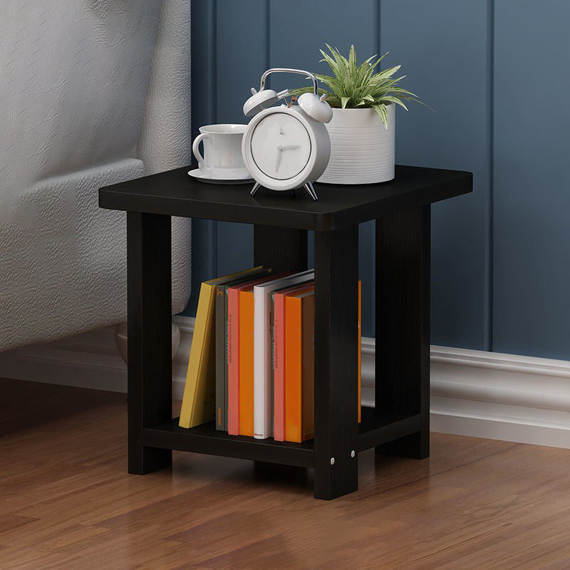 Sala per licenza per la fattoria Tavola laterale in legno a quattro gamba con uno scaffale