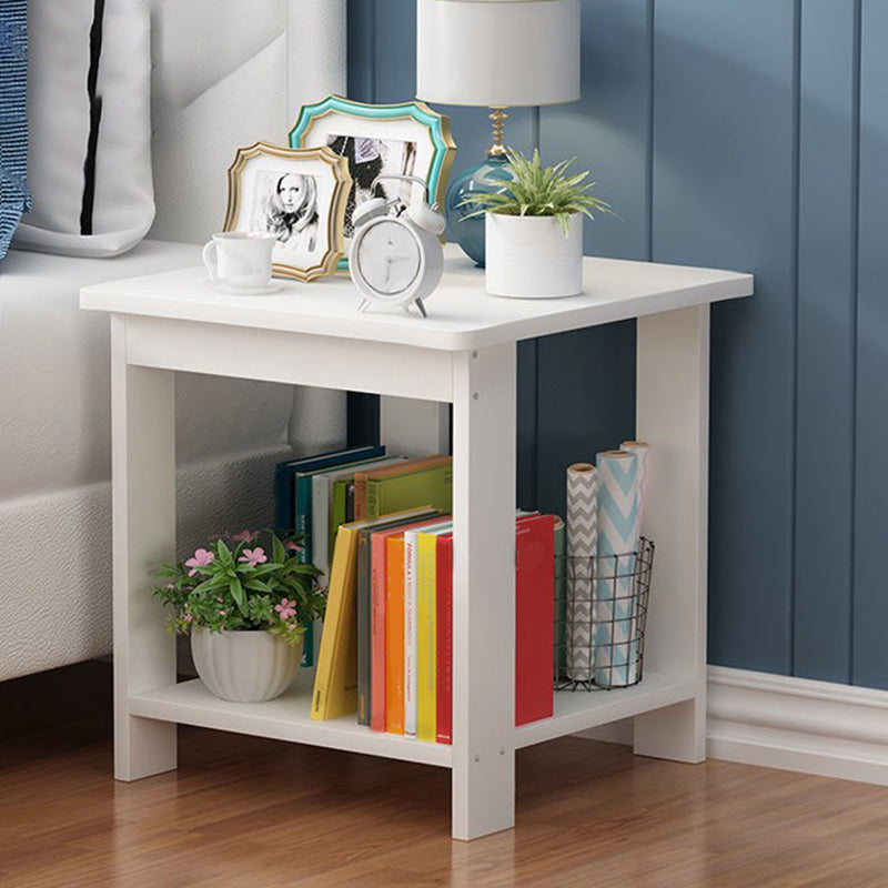 Sala per licenza per la fattoria Tavola laterale in legno a quattro gamba con uno scaffale