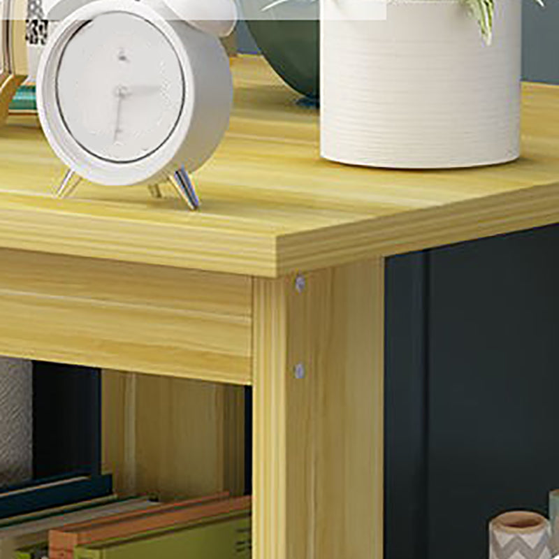 Sala per licenza per la fattoria Tavola laterale in legno a quattro gamba con uno scaffale