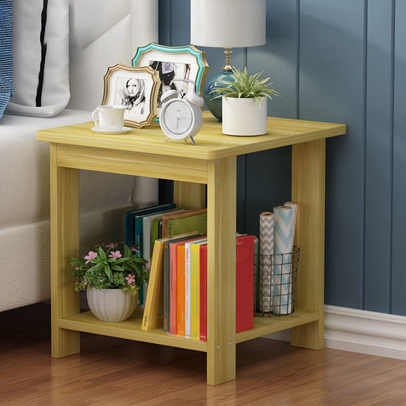 Sala per licenza per la fattoria Tavola laterale in legno a quattro gamba con uno scaffale