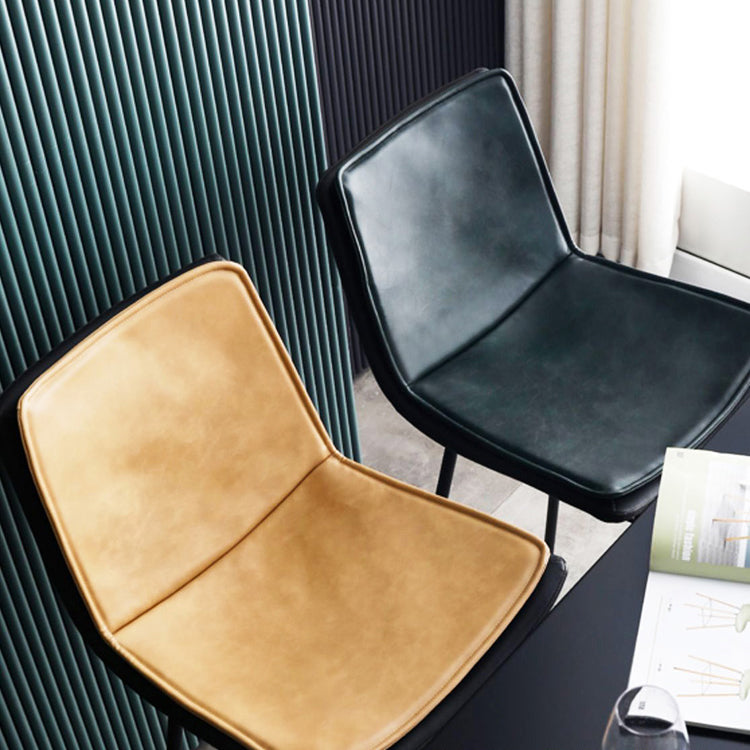 Sgabello da bar in pelle in pelle di stile contemporaneo con zampe metalliche