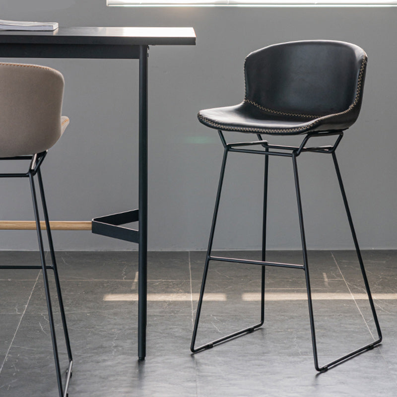 Taburete moderno de la barra de hierro de contador de brazo con respaldo con base de metal negro