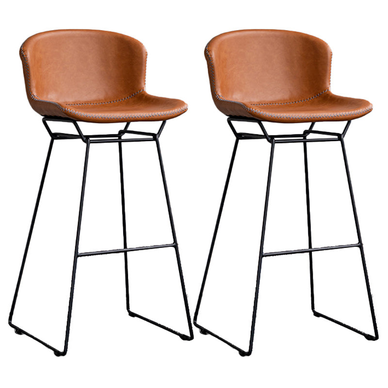 Taburete moderno de la barra de hierro de contador de brazo con respaldo con base de metal negro