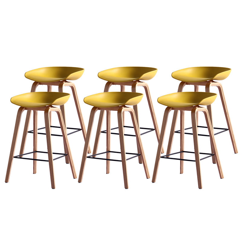 Tabouret de bar contemporain tabouret de comptoir en plastique avec des jambes en bois