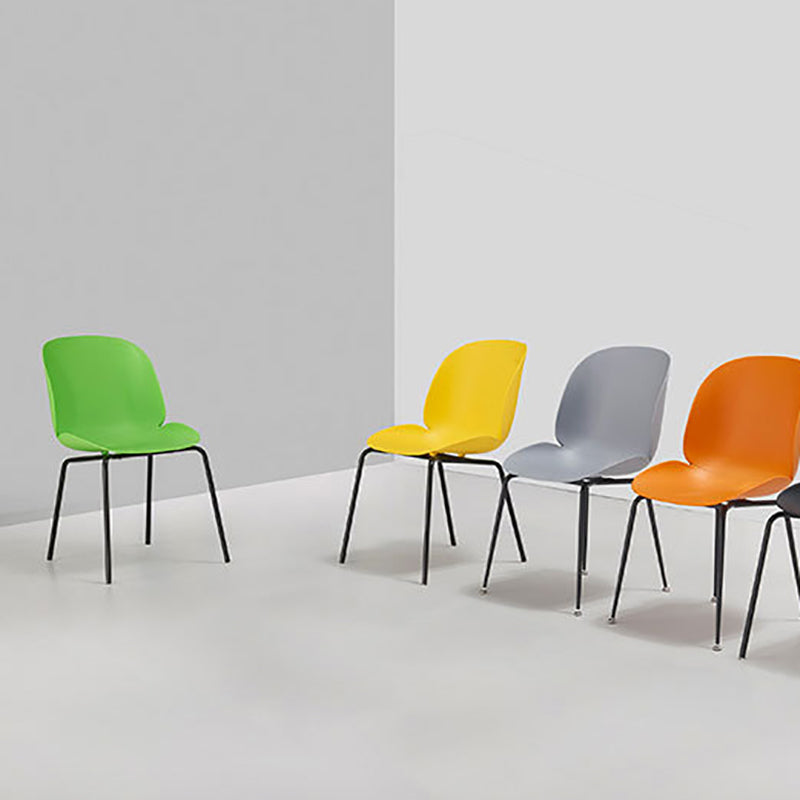 Armloze stalen basisconferentie stoel plastic rug en stoelstoel