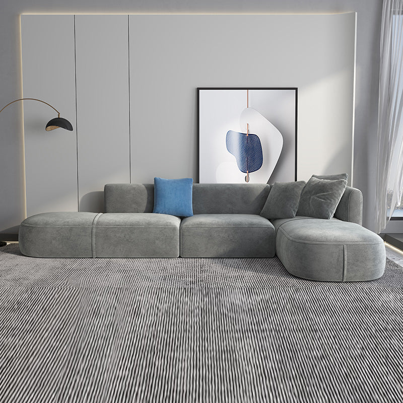 Canapé-gris léger scandinave vers le bas avec des bras et coussins encastrés