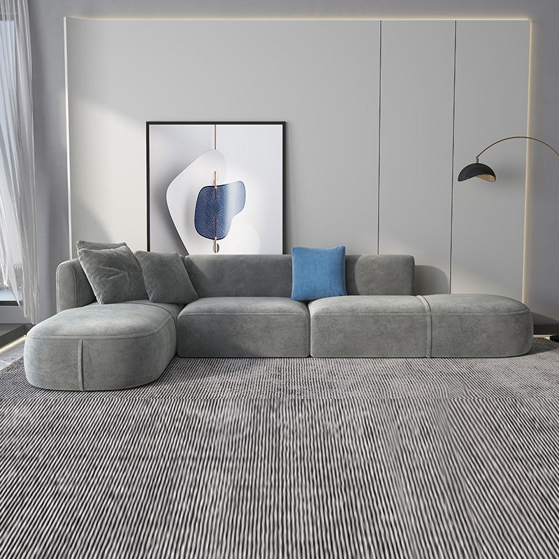 Canapé-gris léger scandinave vers le bas avec des bras et coussins encastrés