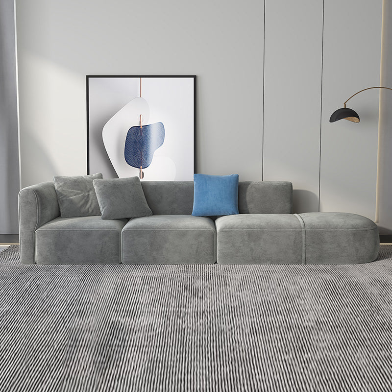 Canapé-gris léger scandinave vers le bas avec des bras et coussins encastrés