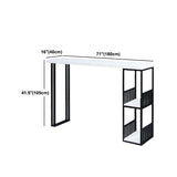 貯蔵室の木材とメタルビストロバーテーブル付きの産業ビストロバーデスク