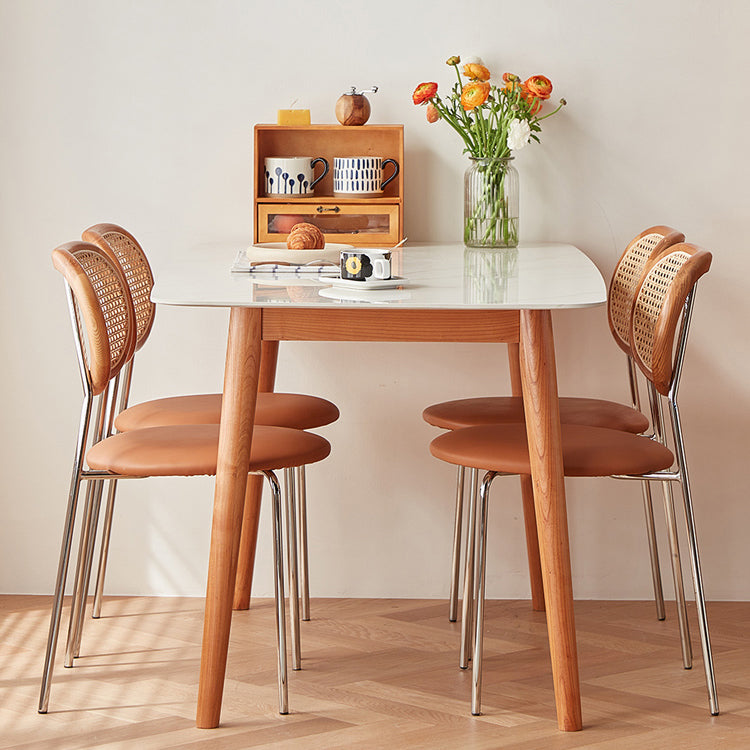 4つの木製の脚のあるモダンな長方形のダイニングテーブル焼結石上部テーブル