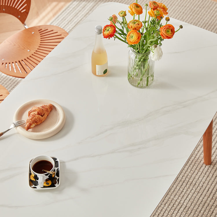 4つの木製の脚のあるモダンな長方形のダイニングテーブル焼結石上部テーブル