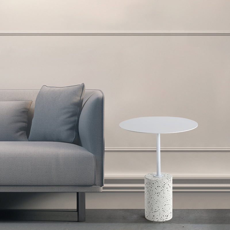 Tavolo contemporaneo di fascia laide rotonda con una singola base in terrazzo