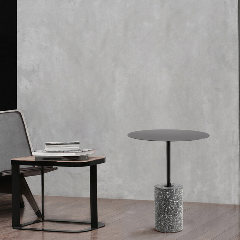 Tavolo contemporaneo di fascia laide rotonda con una singola base in terrazzo