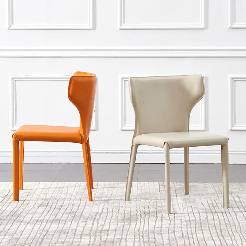 Zeitgenössischer Leder -Essstuhl Wingback -Seitenmöbel im matten Finish für Zuhause