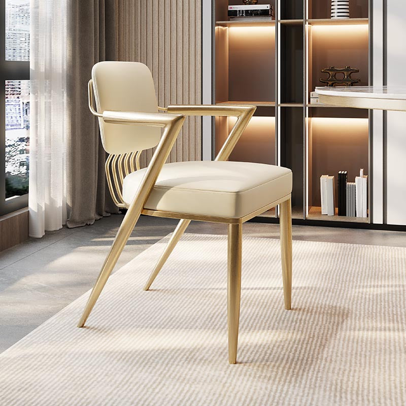 グラム布張りのダイニングアームチェアレザーレザーダイニングチェアと金色の脚