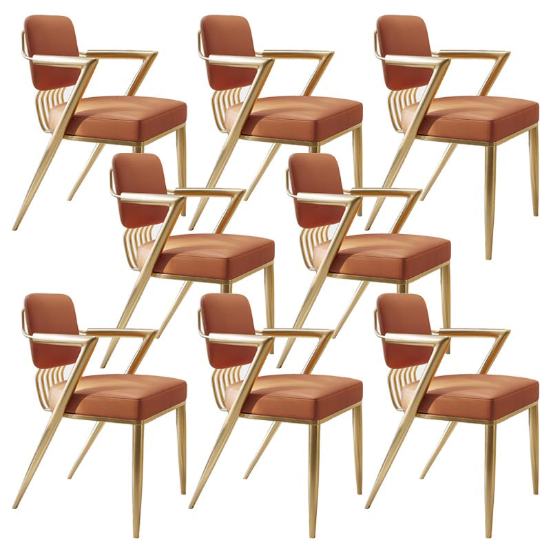 グラム布張りのダイニングアームチェアレザーレザーダイニングチェアと金色の脚